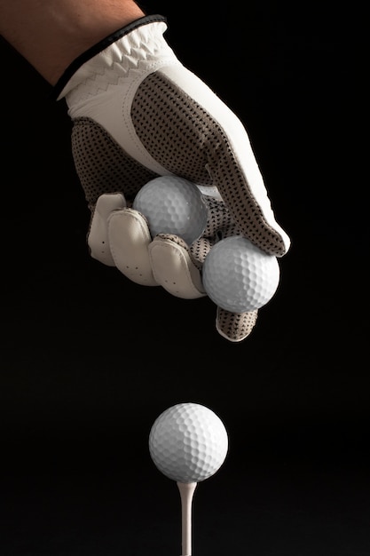 Foto gratuita vista de mano con guante sosteniendo pelotas de golf