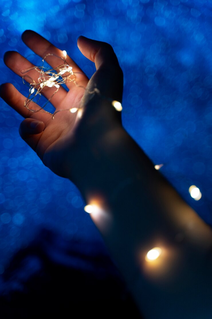 Foto gratuito vista de manos diminutas luces