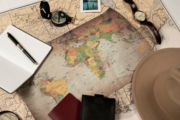 Foto gratuita vista del mapa mundial de viajes con elementos esenciales de viaje