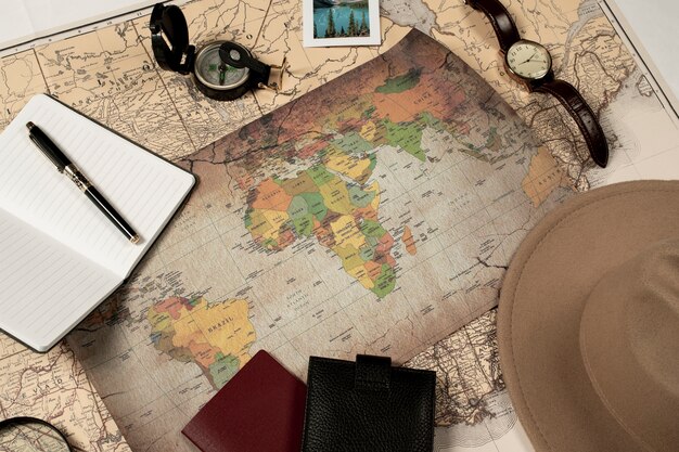 Vista del mapa mundial de viajes con elementos esenciales de viaje