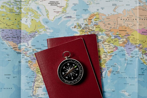 Vista del mapa mundial de viajes con pasaportes y brújula