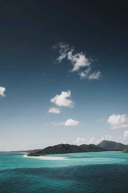 Foto gratuita vista de un mar azul cristalino