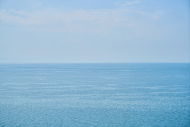 Foto gratuita vista del mar tranquilo con el cielo