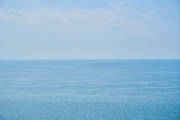 Vista del mar tranquilo con el cielo