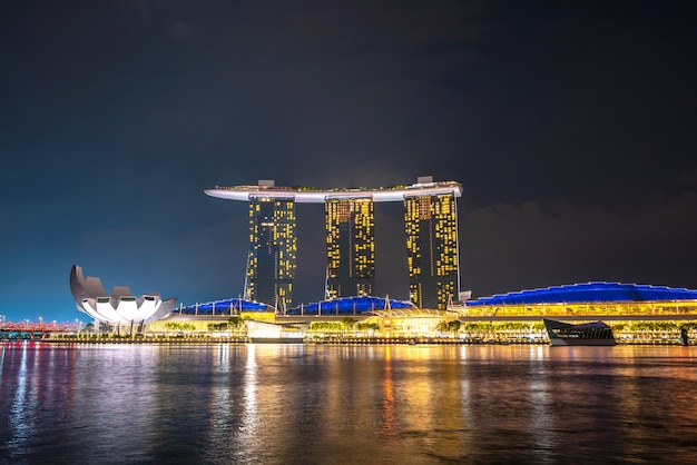 Vista de Marina Bay desde Singapur en la noche