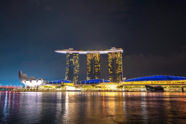 Vista de Marina Bay desde Singapur en la noche