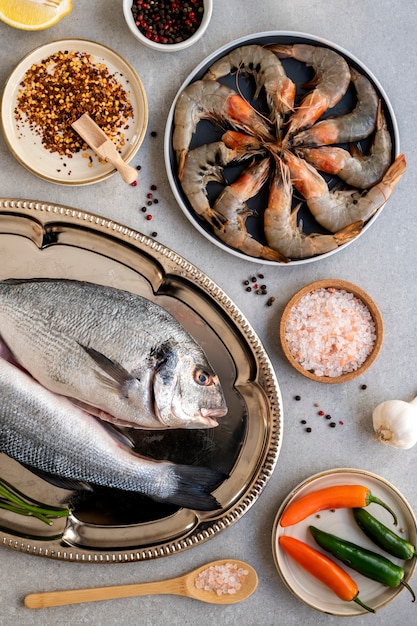 Foto gratuita vista de los mariscos que se limpian en la cocina