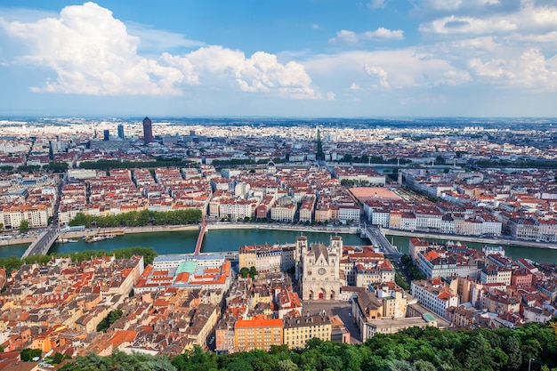 La vista más famosa de Lyon desde la basílica de Notre Dame de Fourviere