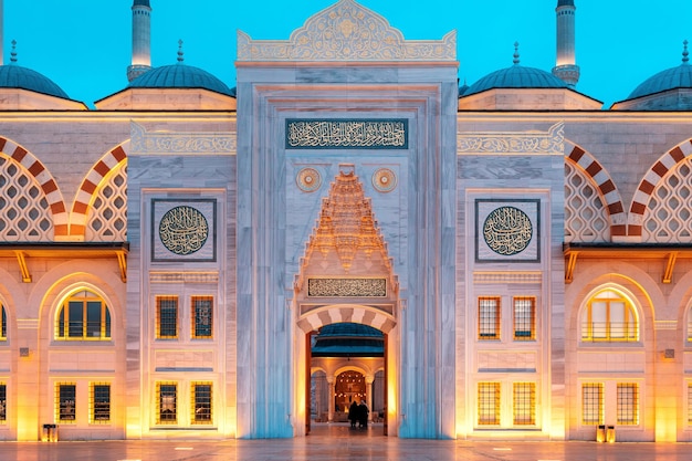 Foto gratuita vista de la mezquita camlica en estambul al atardecer turquía