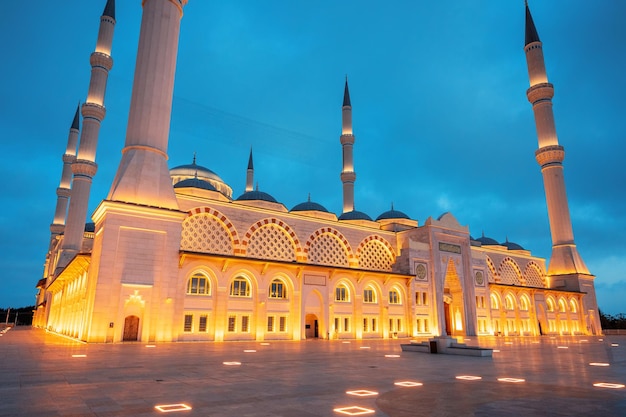 Foto gratuita vista de la mezquita camlica en estambul al atardecer turquía
