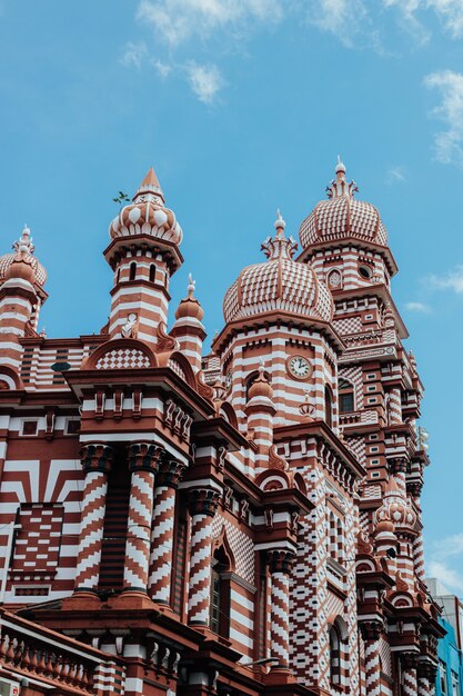 Vista de la mezquita Jami-Ul-Alfar en Colombo, Sri Lanka, sobre un fondo de cielo azul