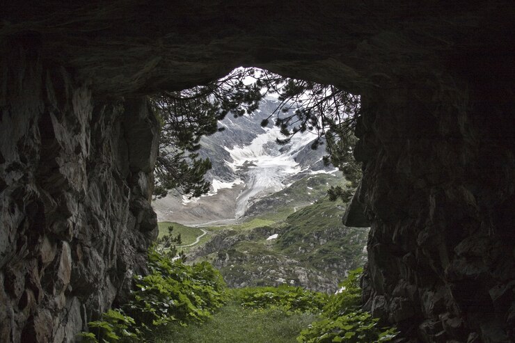 Foto gratuito vista de una montaña cubierta de nieve vista desde un túnel