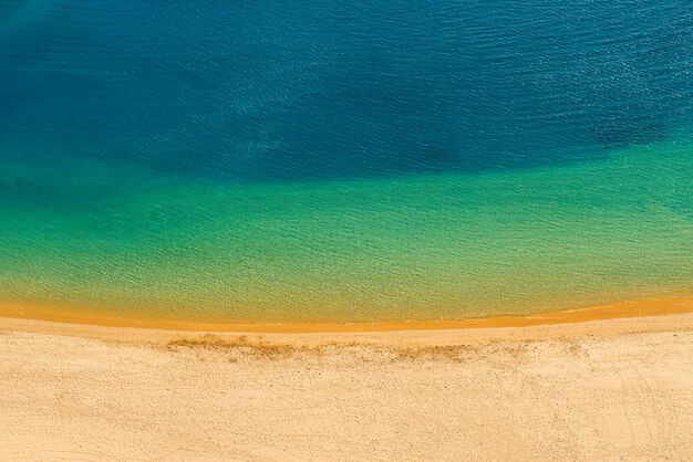 Vista desde la montaña en la limpia Playa de Las Teresitas. Famosa playa en el norte de la isla de Tenerife, cerca de Santa Cruz. Solo una playa con arena dorada del desierto del Sahara. Canarias, España