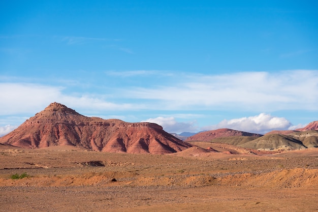 Vista de las montañas del desierto con un paisaje árido contra un cielo azul nublado