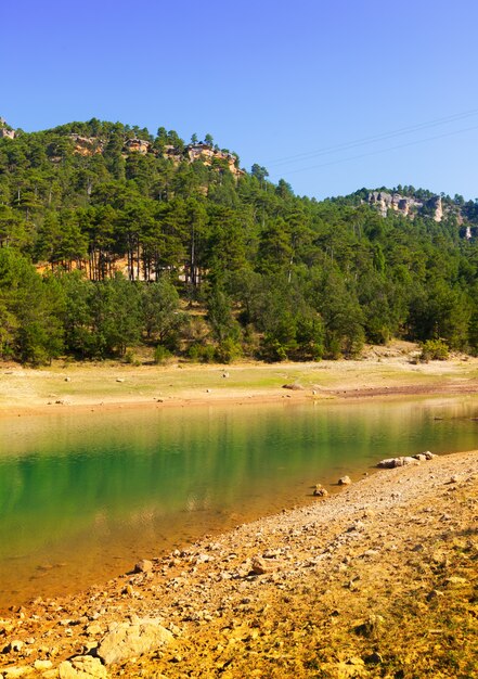 vista de las montañas lago en día soleado