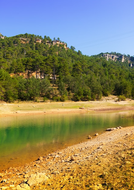 vista de las montañas lago en día soleado