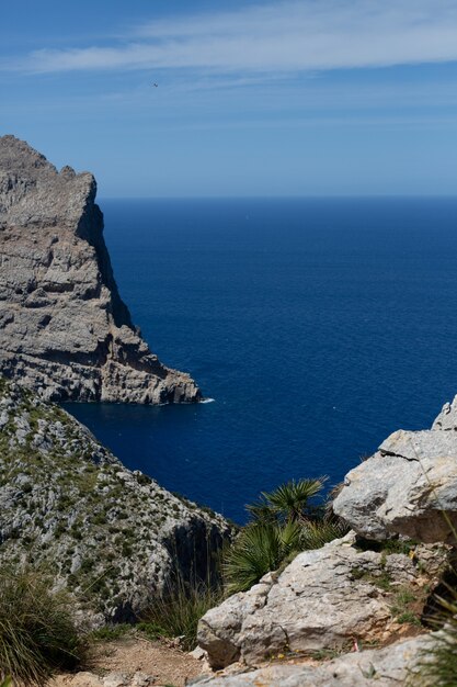 Vista desde las montañas hasta el mar y las rocas en Palma de Mallorca