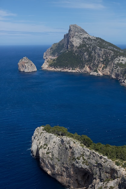 Vista desde las montañas hasta el mar y las rocas en Palma de Mallorca