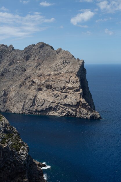 Vista desde las montañas hasta el mar y las rocas en Palma de Mallorca