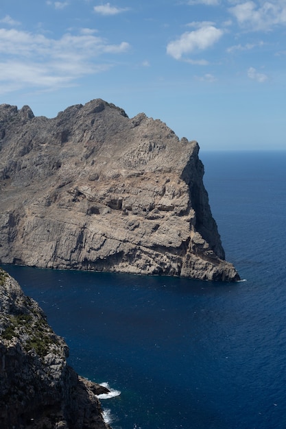 Vista desde las montañas hasta el mar y las rocas en Palma de Mallorca