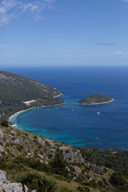 Vista desde las montañas hasta el mar y las rocas en Palma de Mallorca