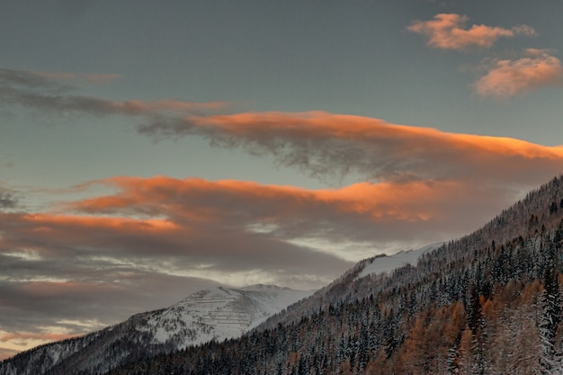 Una vista de montañas nevadas bajo cielo nublado