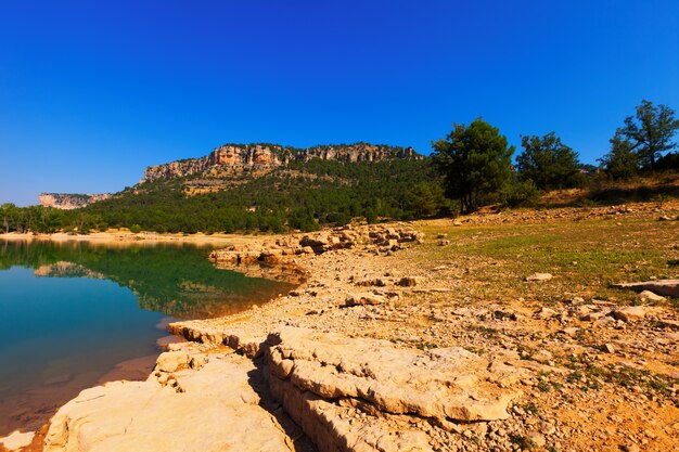 Foto gratuita vista de las montañas rocosas lago