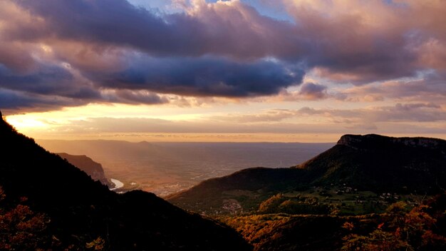 Vista entre las montañas