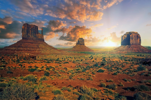 Vista de Monument Valley bajo el cielo azul