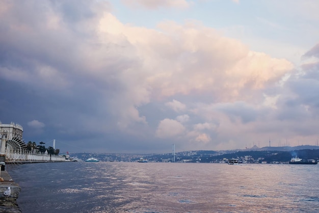 Vista del muelle de Ortakoy el puente del Bósforo y la ciudad de Estambul en el horizonte Turquía