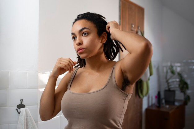 Vista de una mujer sin afeitar en casa en la escena de la vida diaria