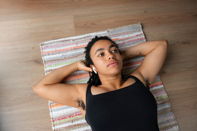 Vista de una mujer sin afeitar en casa en la escena de la vida diaria