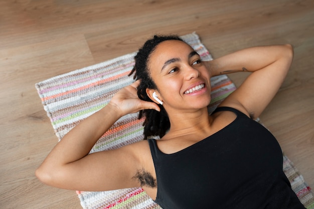 Foto gratuita vista de una mujer sin afeitar en casa en la escena de la vida diaria