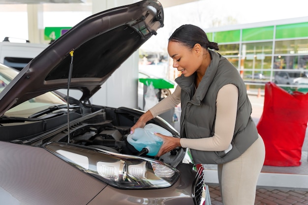 vista, de, mujer, con, coche, en, el, gasolinera