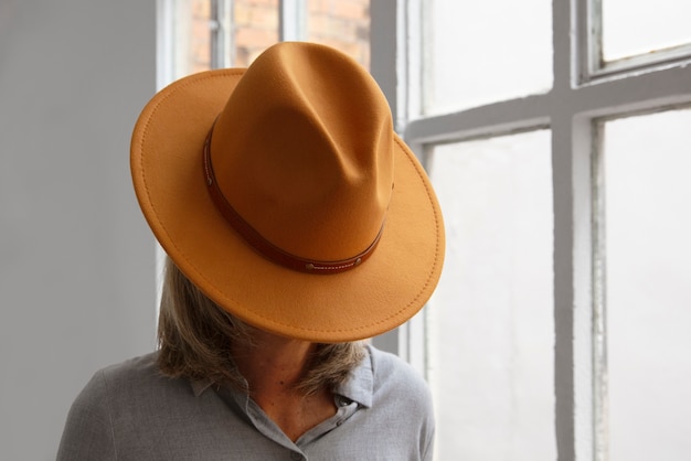 Foto gratuita vista de una mujer con un elegante sombrero fedora