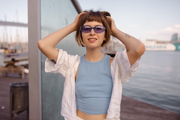 vista, de, mujer sonriente, mirar cámara del juez