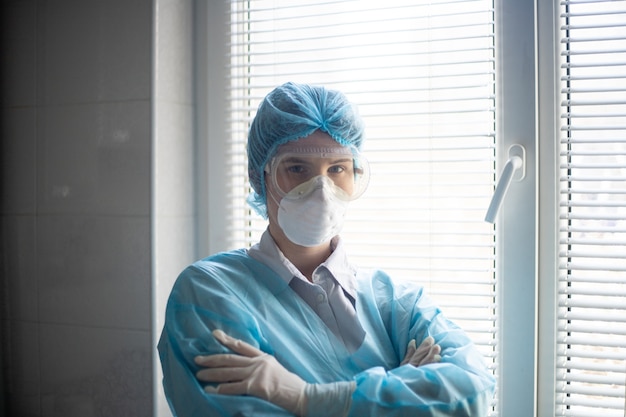 Foto gratuita vista de una mujer vistiendo un equipo de protección de personal médico