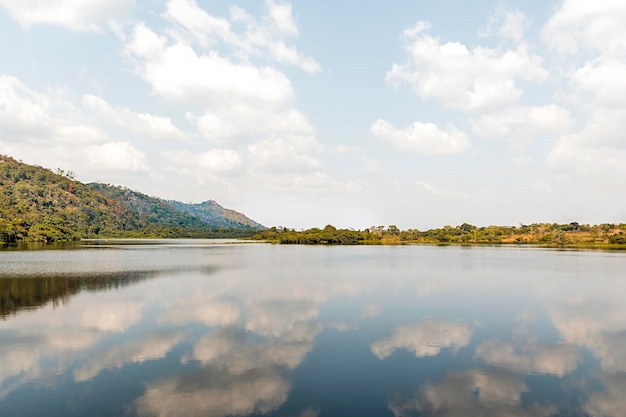 Vista de la naturaleza africana con lago y montañas