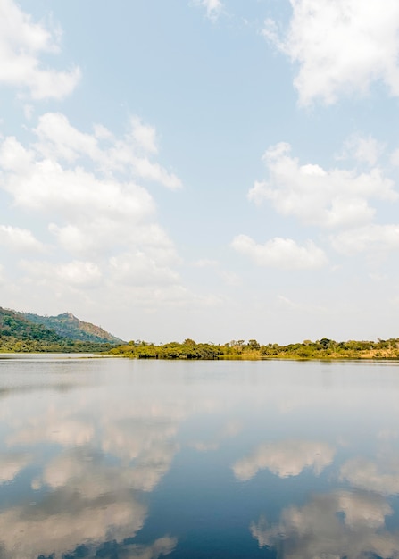 Vista de la naturaleza africana con lago