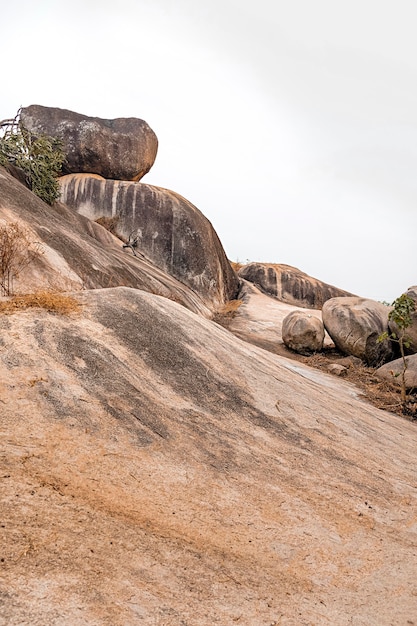 Vista de la naturaleza africana con rocas