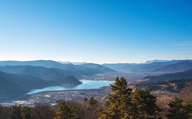 Vista de la naturaleza con lago azul