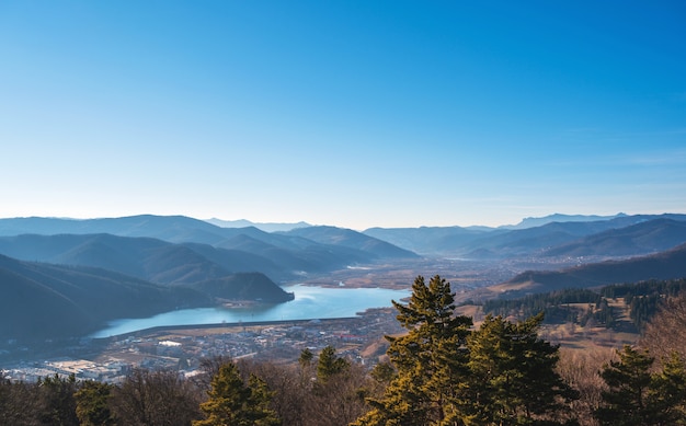 Vista de la naturaleza con lago azul