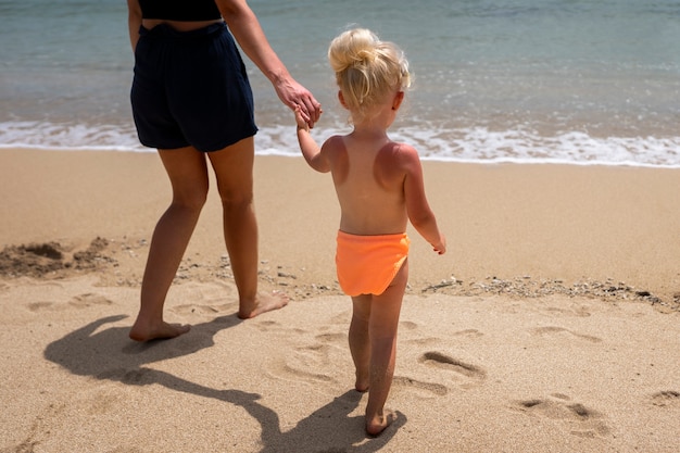 vista, de, niña joven, con, piel quemada, en la playa