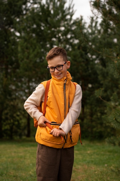 Foto gratuita vista de niño con mochila explorando la naturaleza