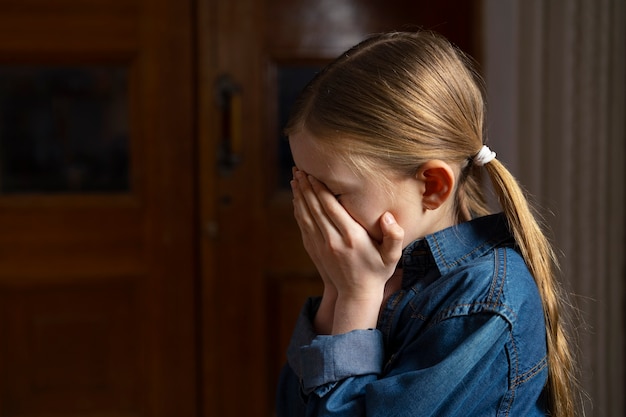 Vista del niño pequeño que sufre de abuso