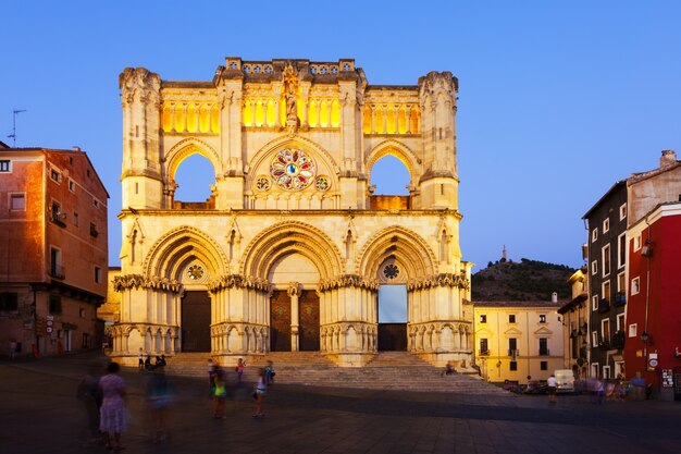 Vista de noche de la catedral. Cuenca, España