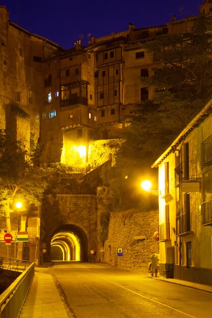 vista nocturna de Albarracín con túnel