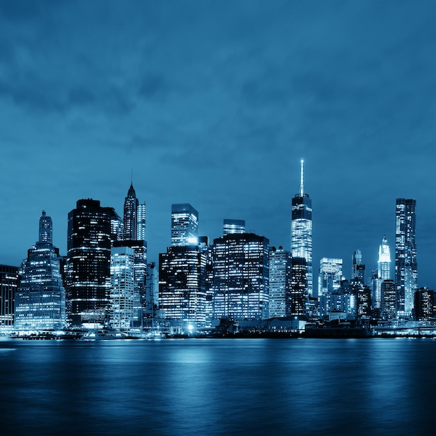 Vista nocturna de la arquitectura del centro de Manhattan