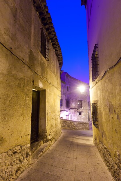 Vista nocturna de la calle estrecha de Cuenca