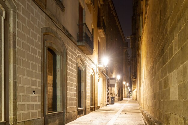 Vista nocturna de la calle estrecha de edad